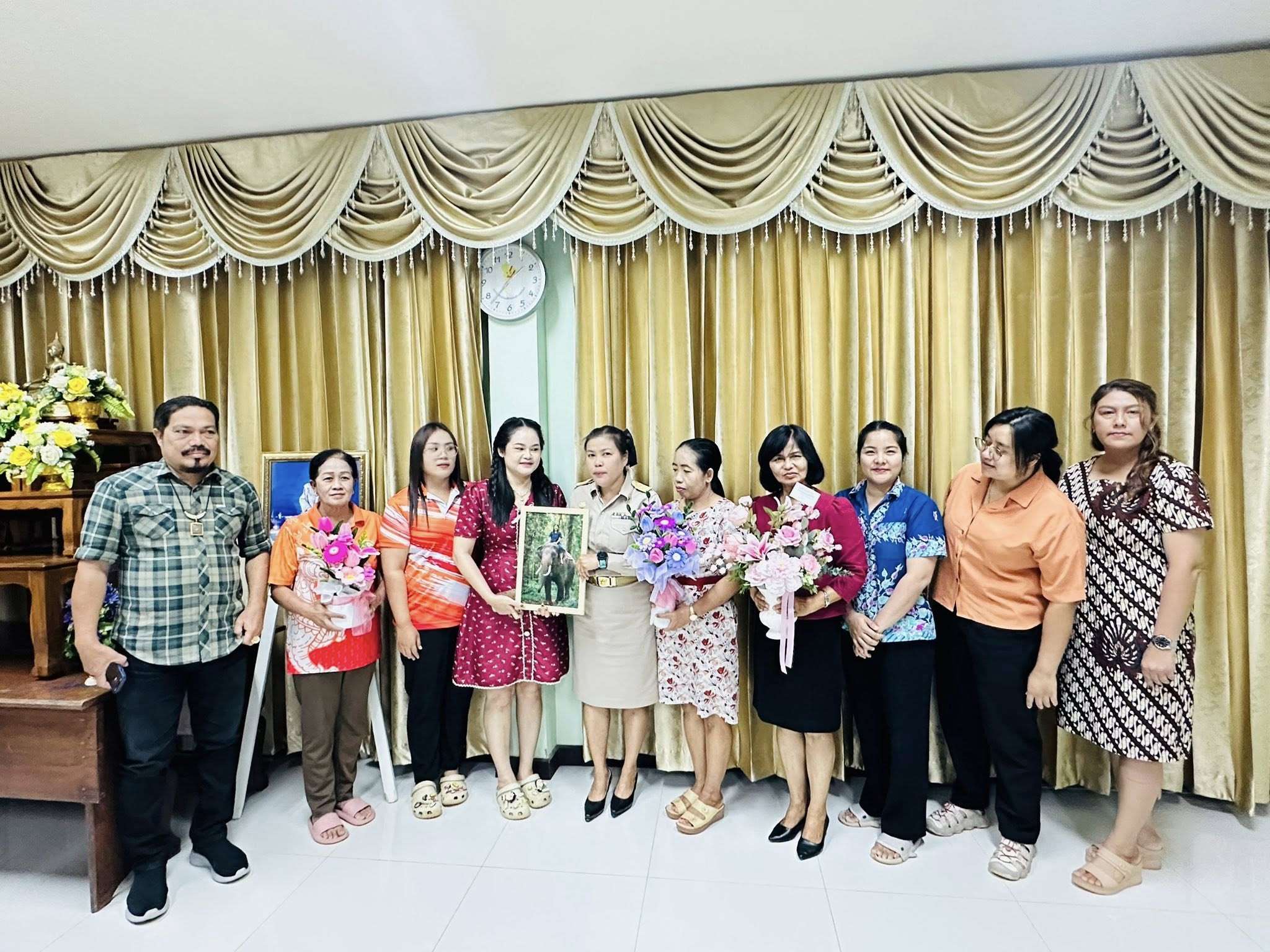 ร่วมต้อนรับ นายณัฐพล เพชรสุวรรณ , นายอำนวย บุรีรัตน์ รองนายกเทศมนตรีนายกเทศมนตรีตำบลละแม และคณะพนักงานจากเทศบาลตำบลละแม ที่มาร่วมส่งนางสาวณัฐกานต์ น้ำจิตตรง มาดำรงตำแหน่ง หัวหน้าฝ่ายการเงินและบัญชี
