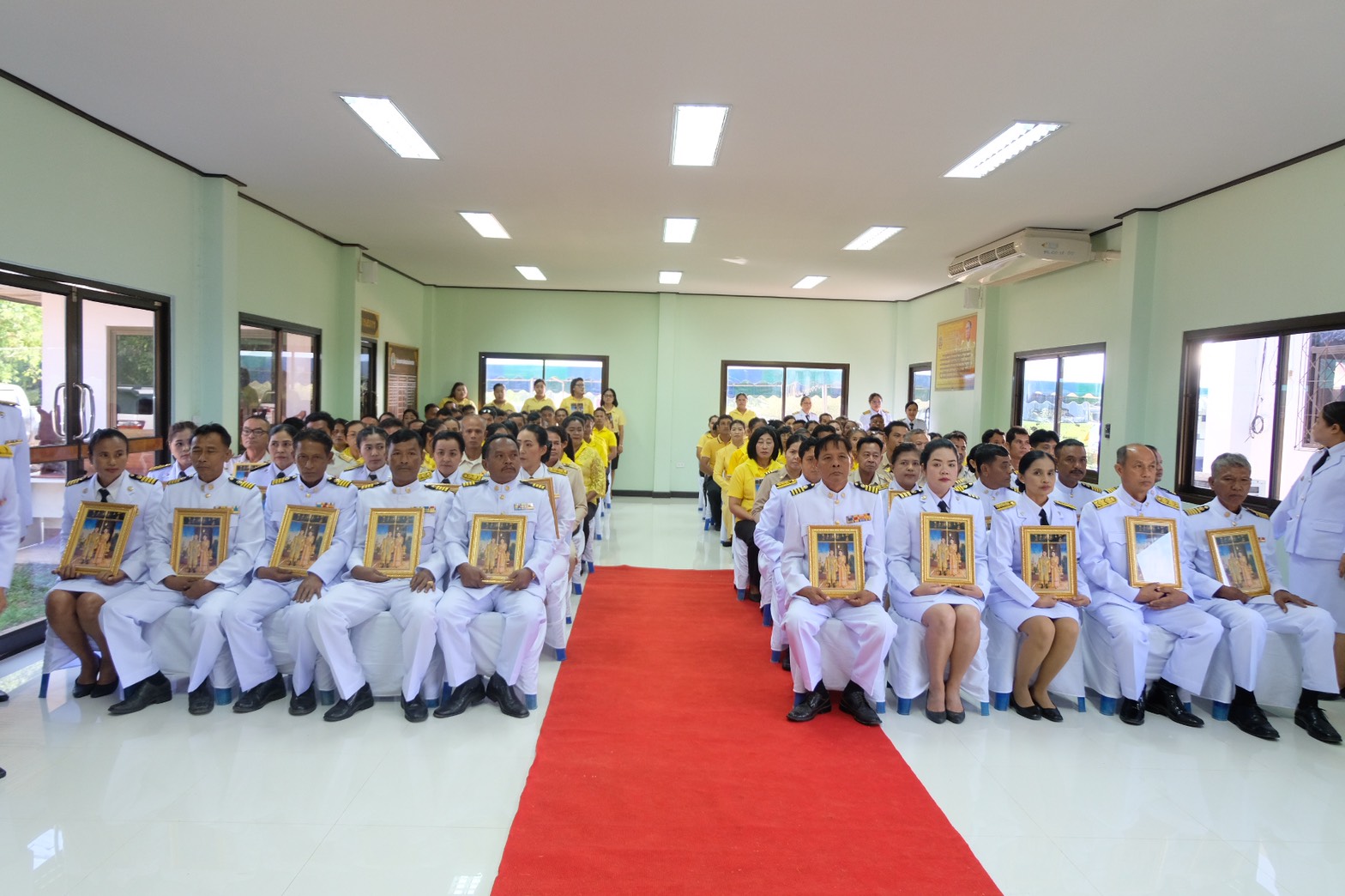  พิธีรับพระราชทานพระบรมฉายาลักษณ์พระบาทสมเด็จพระเจ้าอยู่หัว และสมเด็จพระนางเจ้าฯพระบรมราชินี