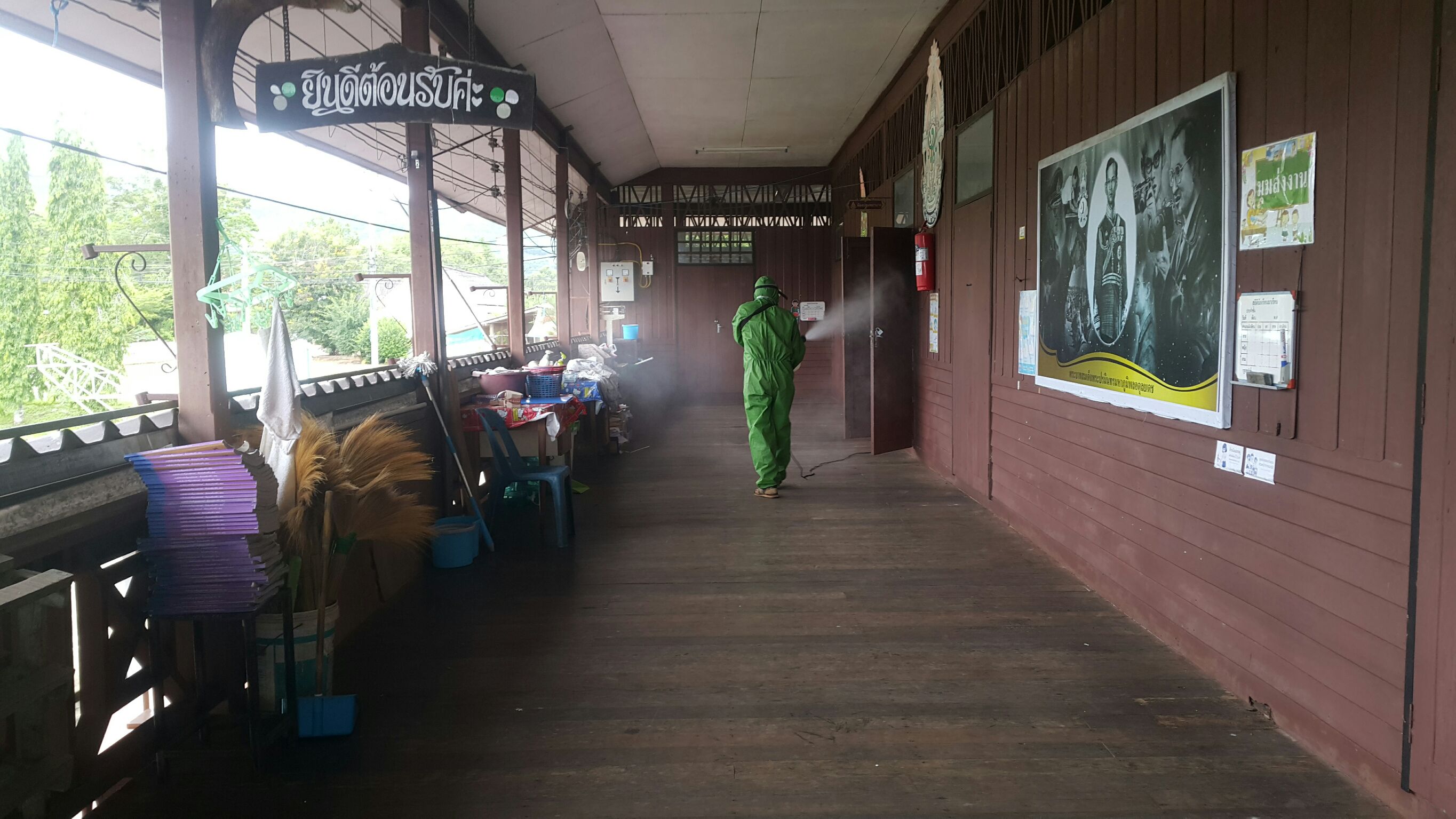 ออกฉีดพ่นยาฆ่าเชื้อก่อนเปิดภาคเรียน โรงเรียนชุมชนวัดหาดสำราญ และ โรงเรียนบ้านสวนจันทน์